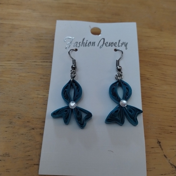 NWT women's dangling ribbon earrings - Picture 1 of 1